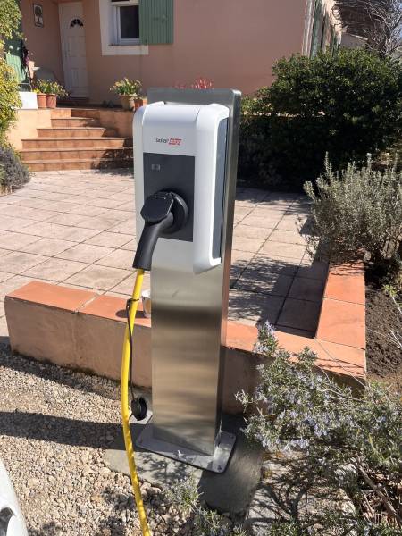 Borne de recharge pour voiture électrique installée à Bédoin